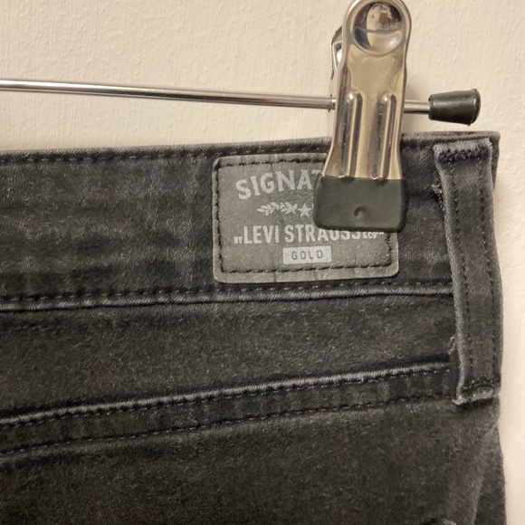 Levi’s Signature Gold Mid Rise Skinny Super Soft Jean in faded black W28 L28 - Picture 1 of 4